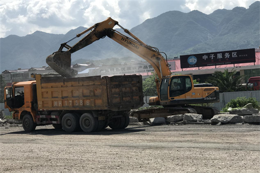 广陕高速公路中子服务区场坝路面病害处治工程正式进场施工