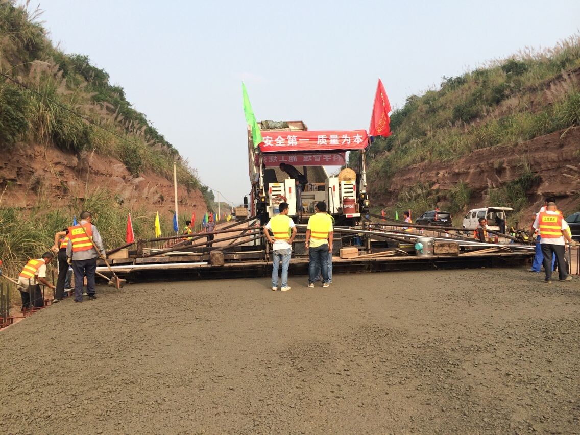 遂西高速公路SX1-LM1项目分部水泥稳定碎石底基层试验段成功铺筑