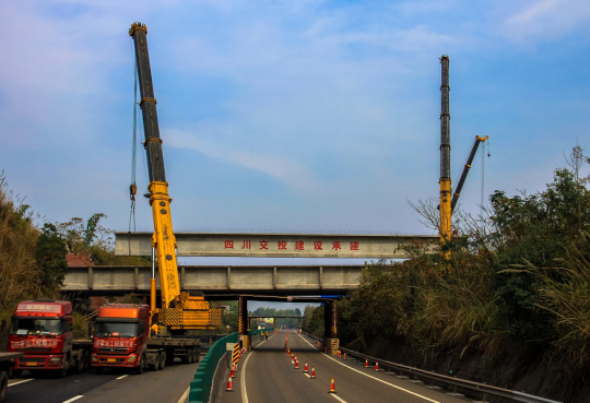 资阳市城南大道成渝高速公路接口工程40mT梁吊装成功