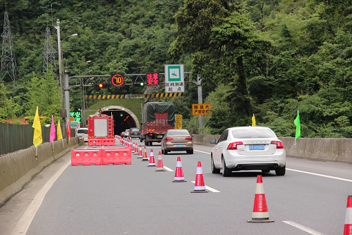 雅西高速公路泥巴山隧道水泥砼路面改造工程正式开工